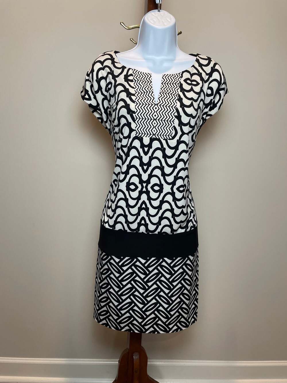 Laundry by Shelli Segal White and Black Sleeveless Shift Dress V Neck Size M